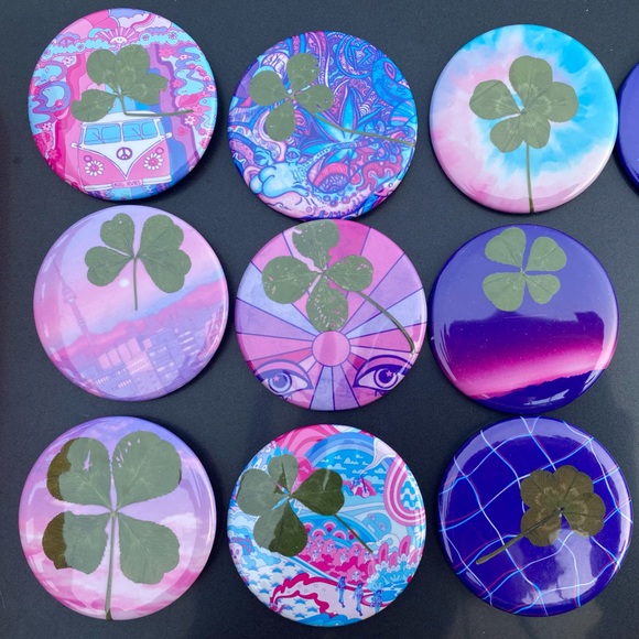 Genuine Four Leaf / Five Leaf Clover Buttons - Picture 2 of 2